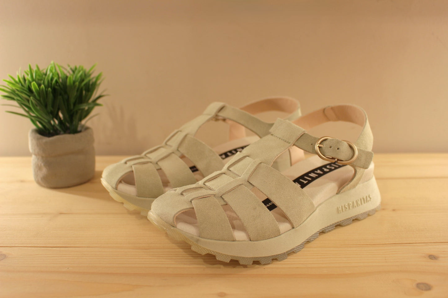 Sandales HISPANITAS en cuir velours de couleur vert pâle. Serrage par boucle sur bride coup de pied