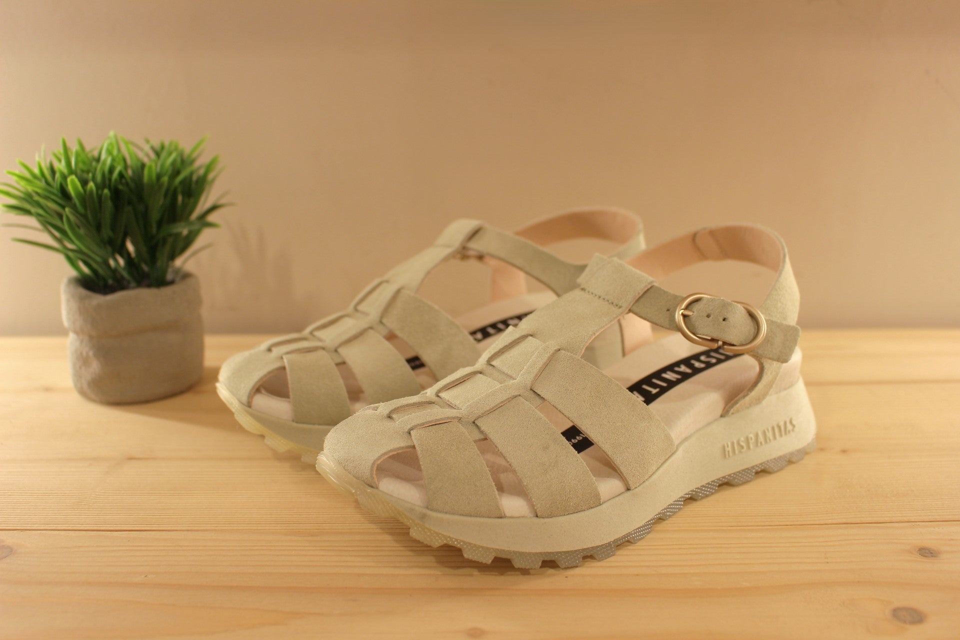 Sandales HISPANITAS en cuir velours de couleur vert pâle. Serrage par boucle sur bride coup de pied