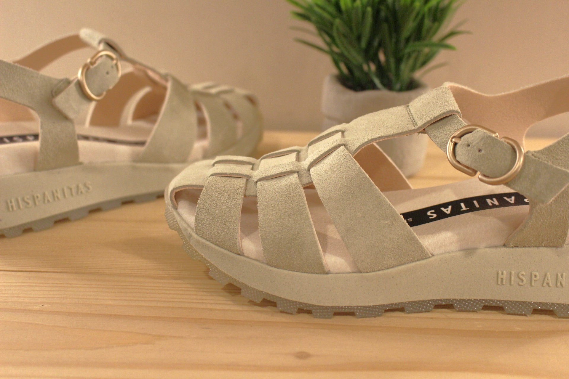 Sandales HISPANITAS en cuir velours de couleur vert pâle. Serrage par boucle sur bride coup de pied