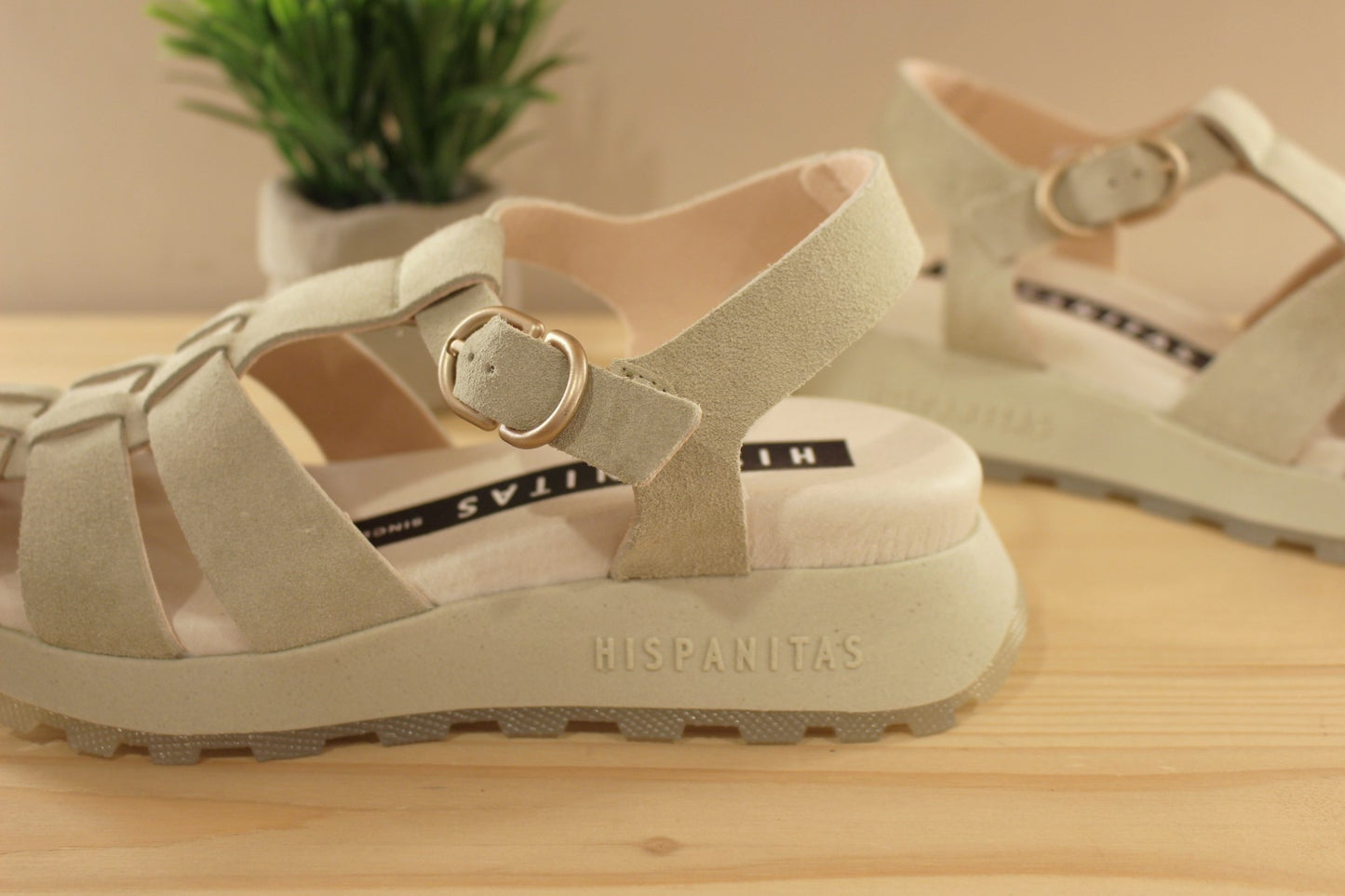 Sandales HISPANITAS en cuir velours de couleur vert pâle. Serrage par boucle sur bride coup de pied