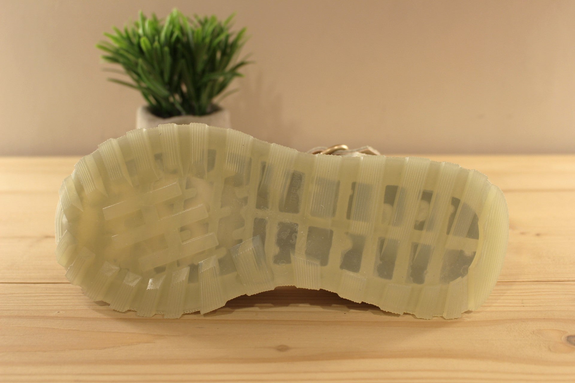 Sandales HISPANITAS en cuir velours de couleur vert pâle. Serrage par boucle sur bride coup de pied