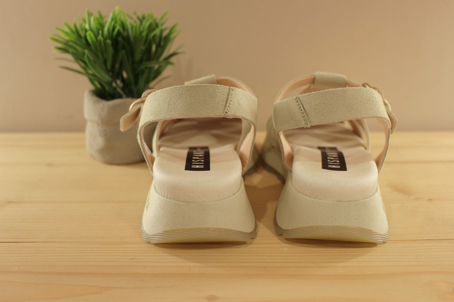 Sandales HISPANITAS en cuir velours de couleur vert pâle. Serrage par boucle sur bride coup de pied