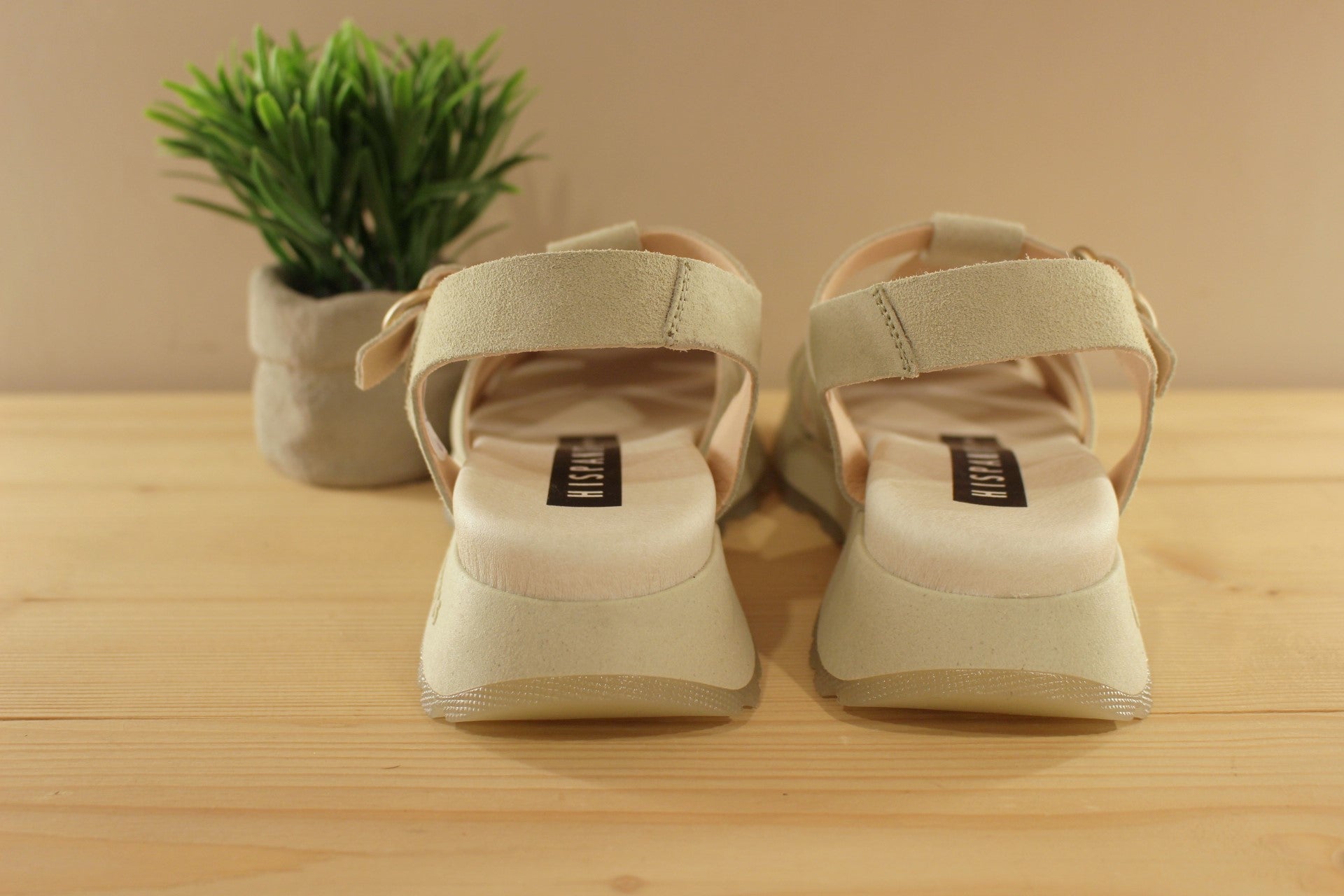 Sandales HISPANITAS en cuir velours de couleur vert pâle. Serrage par boucle sur bride coup de pied