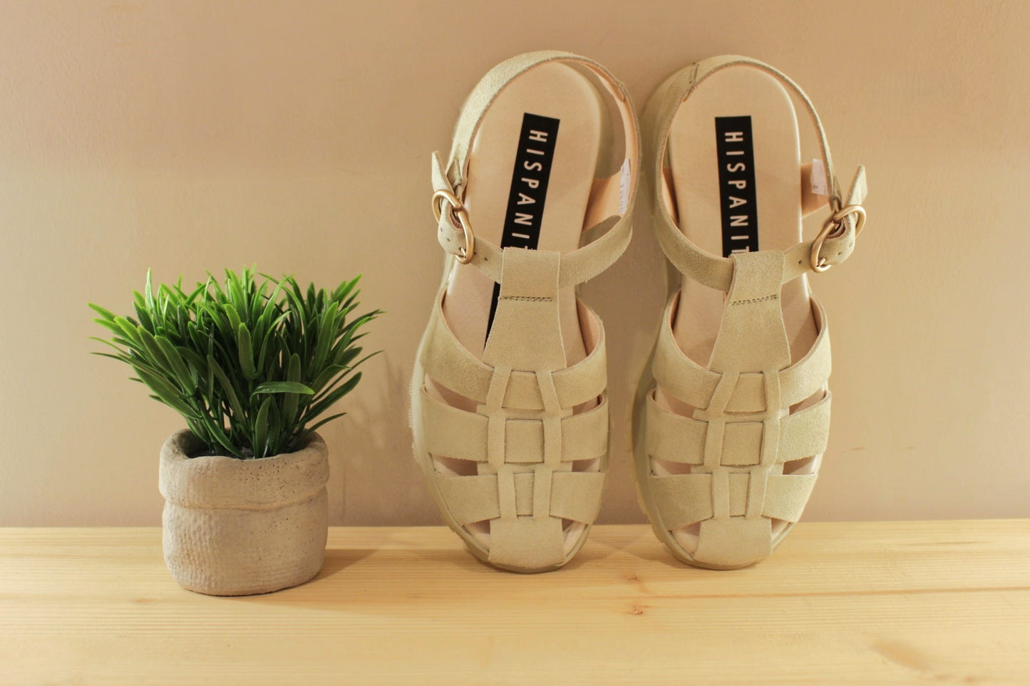 Sandales HISPANITAS en cuir velours de couleur vert pâle. Serrage par boucle sur bride coup de pied