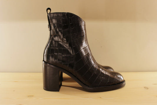 Bottines cuir imprimé croco noir à talon et zip WONDERS