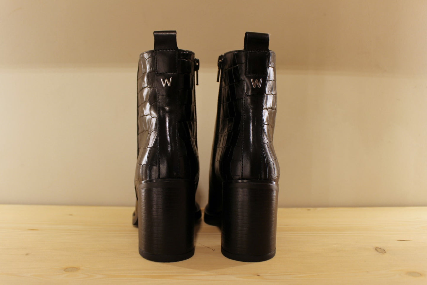 Bottines cuir imprimé croco noir à talon et zip WONDERS