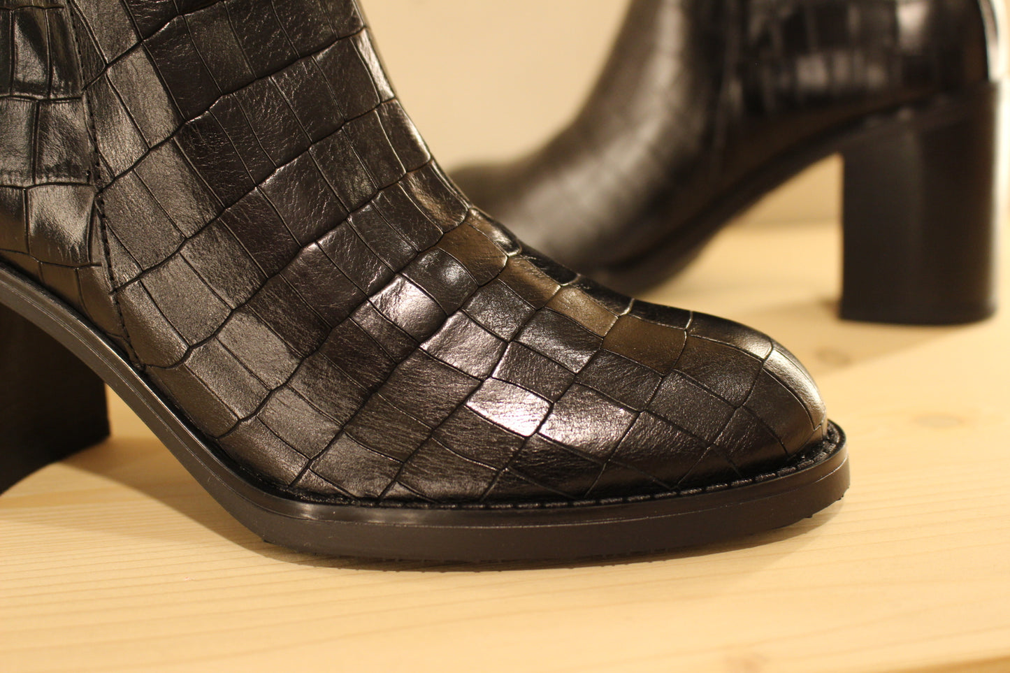 Bottines cuir imprimé croco noir à talon et zip WONDERS