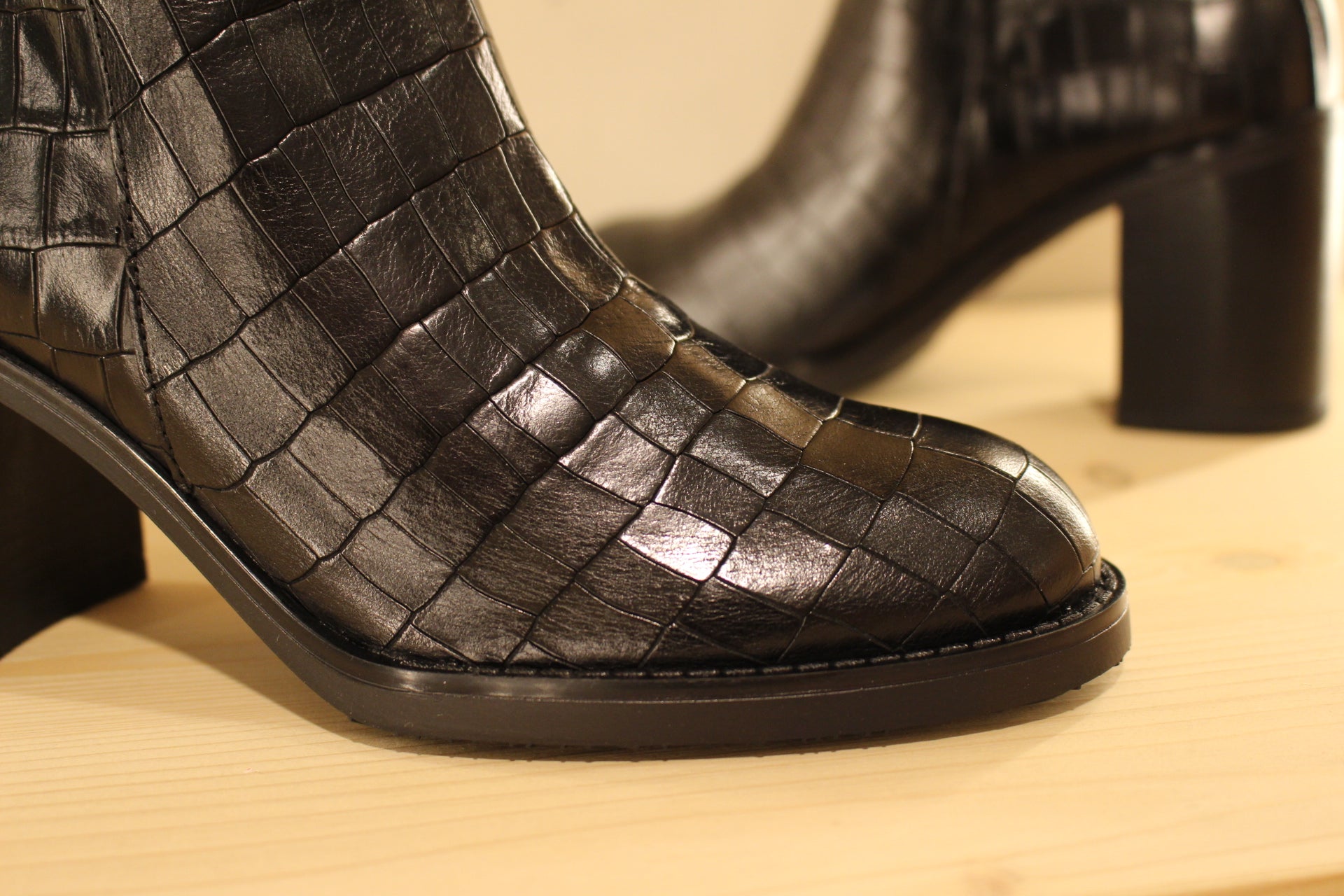 Bottines cuir imprimé croco noir à talon et zip WONDERS