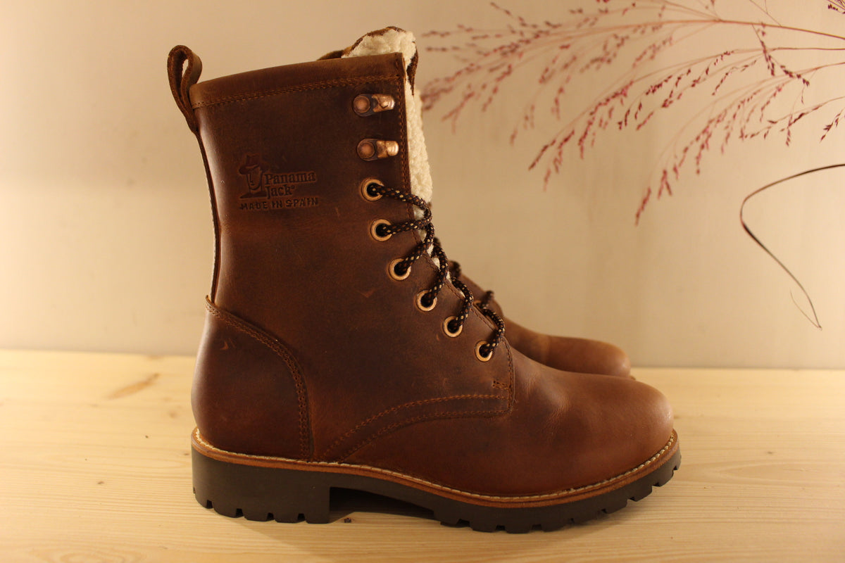 Bottines Panama jack en cuir gras de couleur cuir. Laine bouclette sur la languette. Chaussures doublées laine