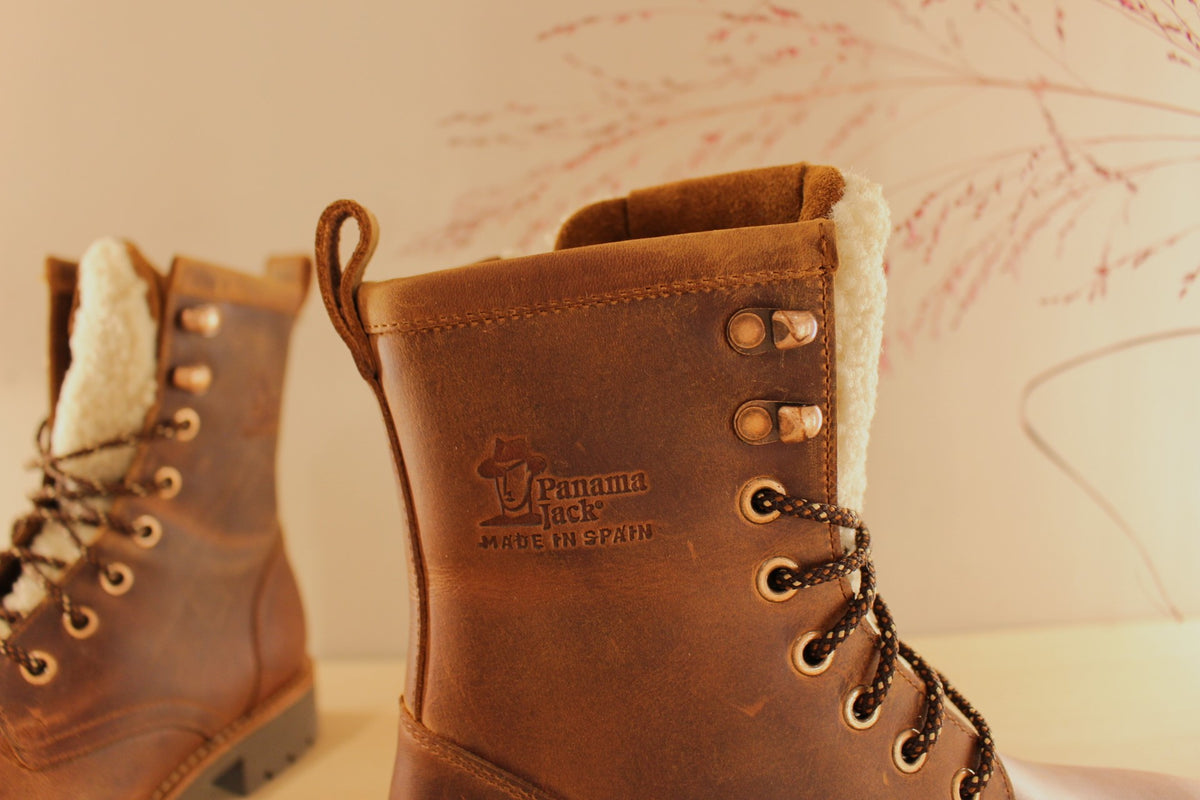 Bottines Panama jack en cuir gras de couleur cuir. Laine bouclette sur la languette. Chaussures doublées laine