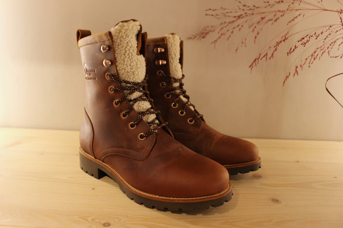 Bottines Panama jack en cuir gras de couleur cuir. Laine bouclette sur la languette. Chaussures doublées laine