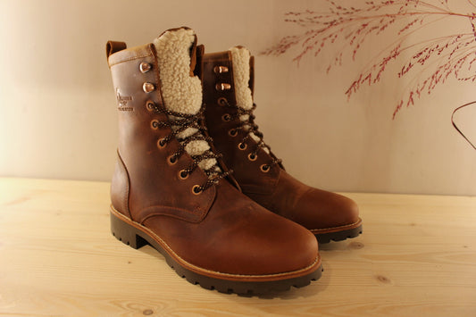Bottines Panama jack en cuir gras de couleur cuir. Laine bouclette sur la languette. Chaussures doublées laine
