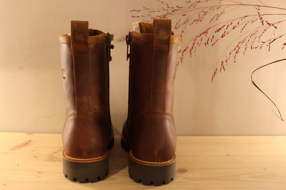 Bottines Panama jack en cuir gras de couleur cuir. Laine bouclette sur la languette. Chaussures doublées laine
