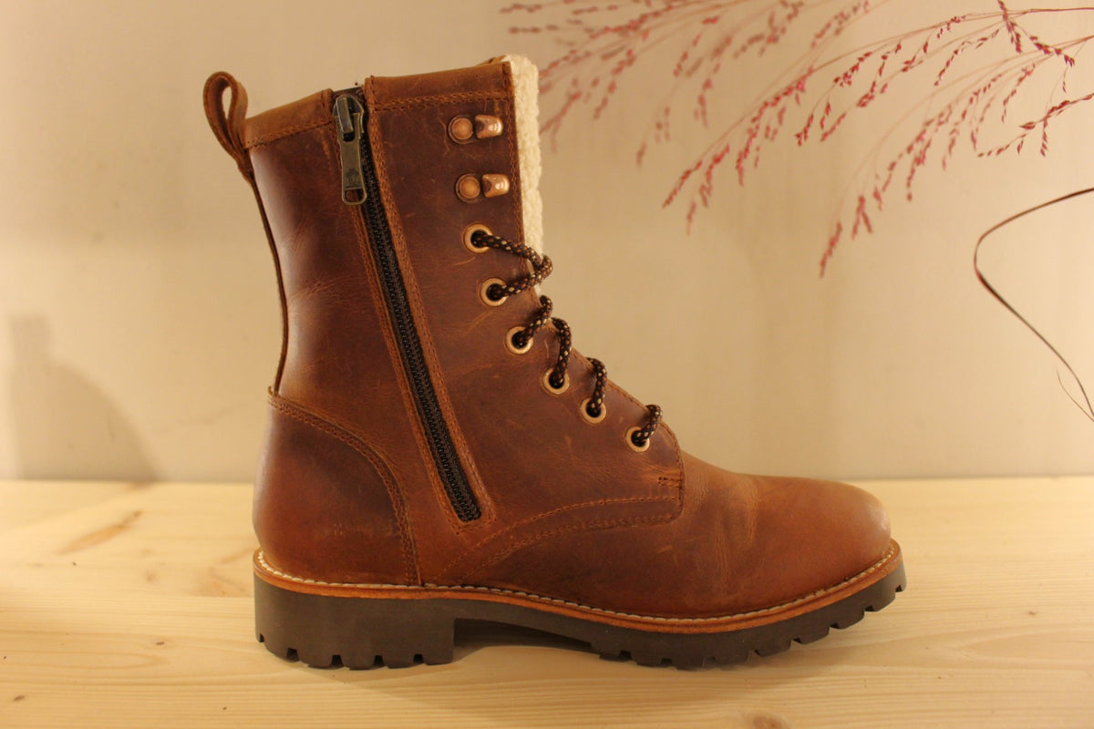 Bottines Panama jack en cuir gras de couleur cuir. Laine bouclette sur la languette. Chaussures doublées laine