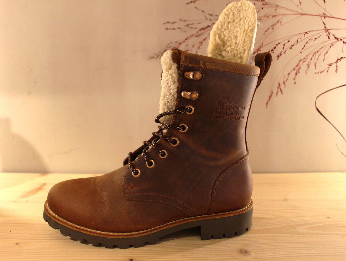 Bottines Panama jack en cuir gras de couleur cuir. Laine bouclette sur la languette. Chaussures doublées laine