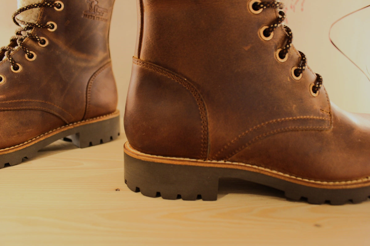 Bottines Panama jack en cuir gras de couleur cuir. Laine bouclette sur la languette. Chaussures doublées laine