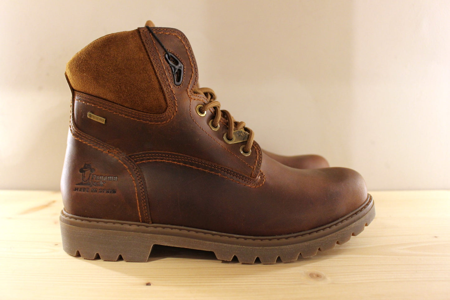 Bottines PANAMA JACK - Panama Amur gore-tex. Fabrication Espagnole. Bottines d'hiver pour hommes en cuir gras de couleur marron. Cuir traité waterproof. Bottines doublées en Gore-tex.