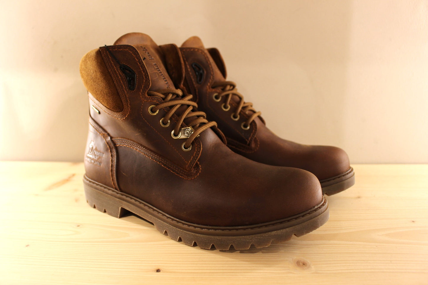 Bottines PANAMA JACK - Panama Amur gore-tex. Fabrication Espagnole. Bottines d'hiver pour hommes en cuir gras de couleur marron. Cuir traité waterproof. Bottines doublées en Gore-tex.