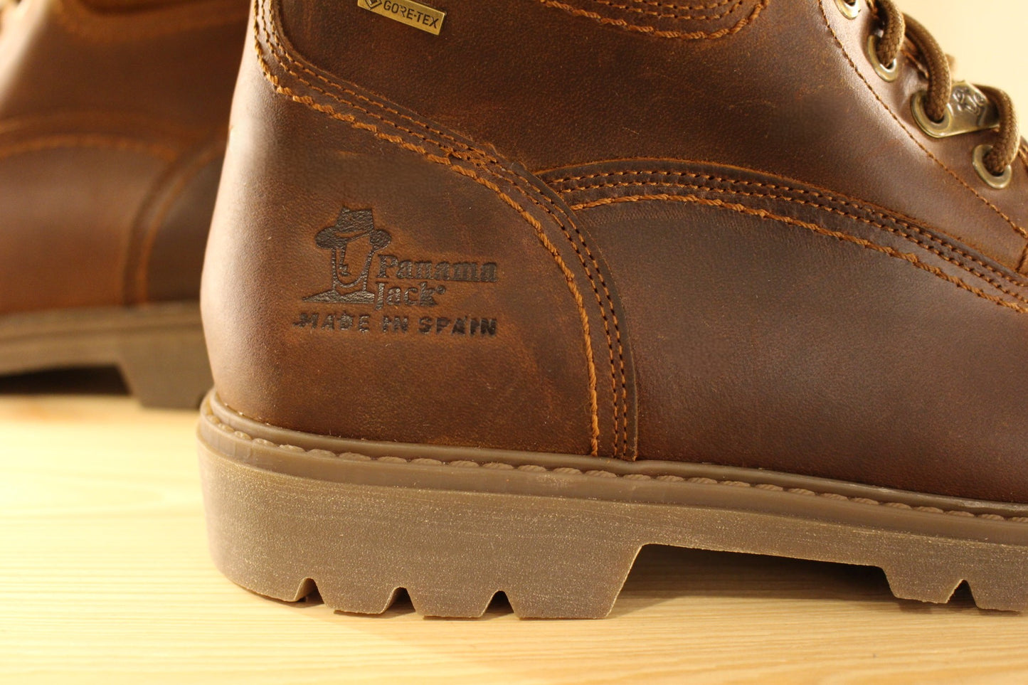 Bottines PANAMA JACK - Panama Amur gore-tex. Fabrication Espagnole. Bottines d'hiver pour hommes en cuir gras de couleur marron. Cuir traité waterproof. Bottines doublées en Gore-tex.