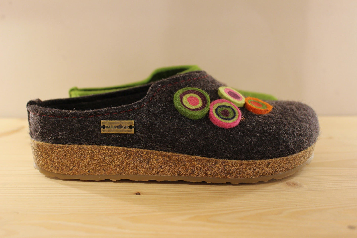 Chaussons HAFLINGER - Grizzly Kanon. Chaussons coupe sabot en pure laine de couleur grise ou verte
