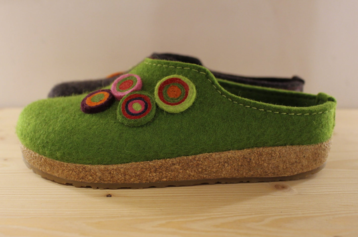 Chaussons HAFLINGER - Grizzly Kanon. Chaussons coupe sabot en pure laine de couleur grise ou verte