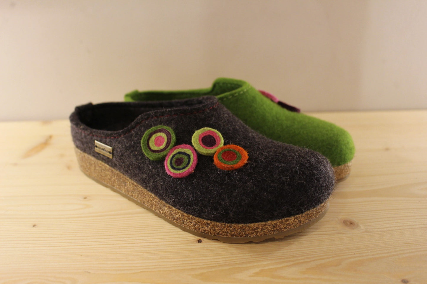 Chaussons HAFLINGER - Grizzly Kanon. Chaussons coupe sabot en pure laine de couleur grise ou verte