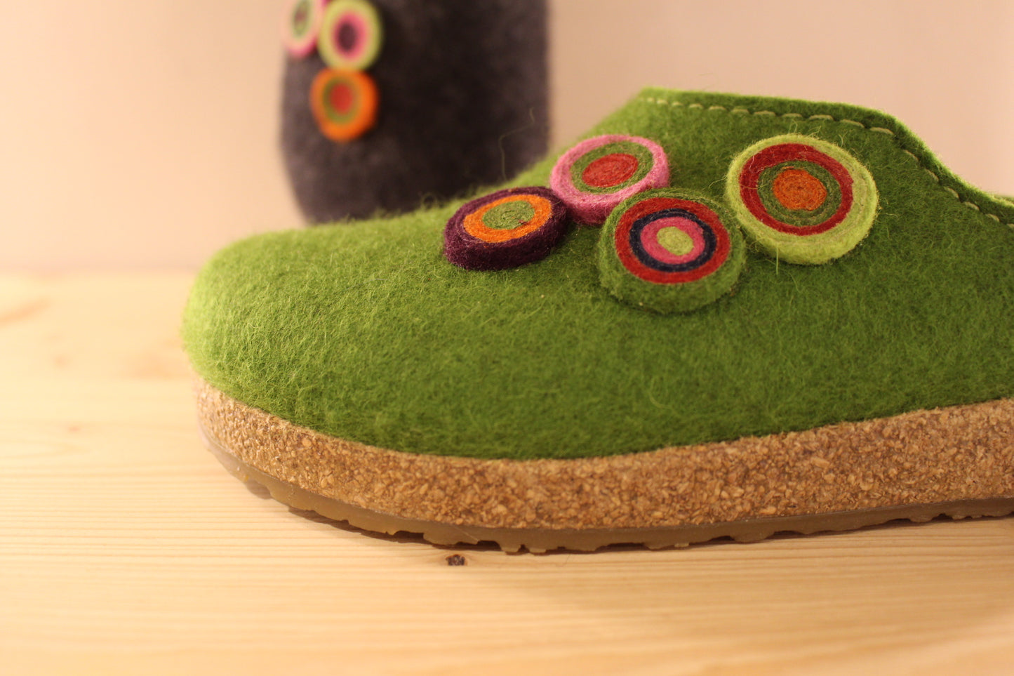 Chaussons HAFLINGER - Grizzly Kanon. Chaussons coupe sabot en pure laine de couleur grise ou verte