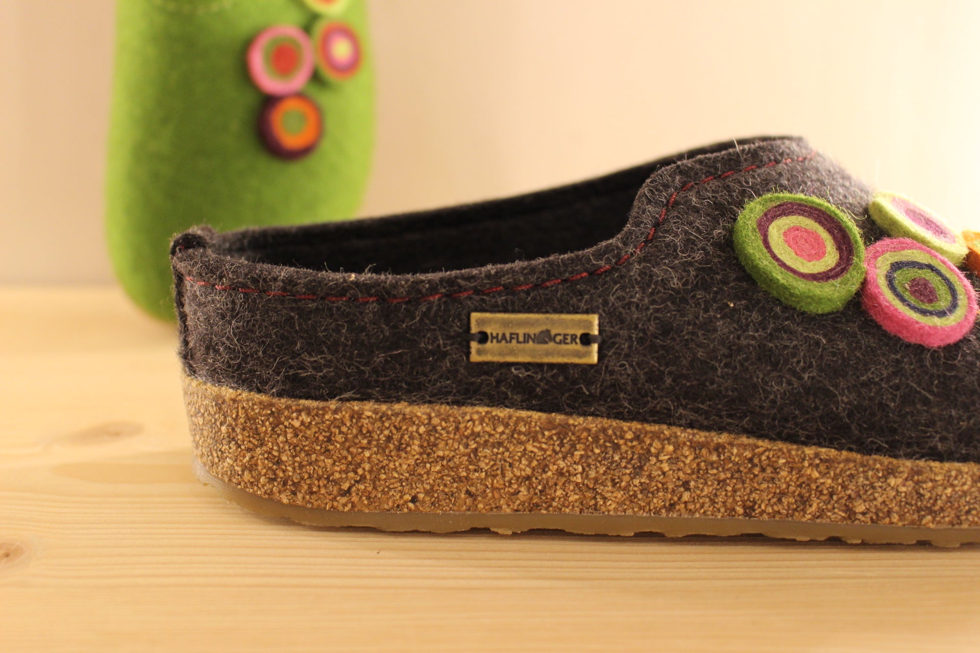 Chaussons HAFLINGER - Grizzly Kanon. Chaussons coupe sabot en pure laine de couleur grise ou verte