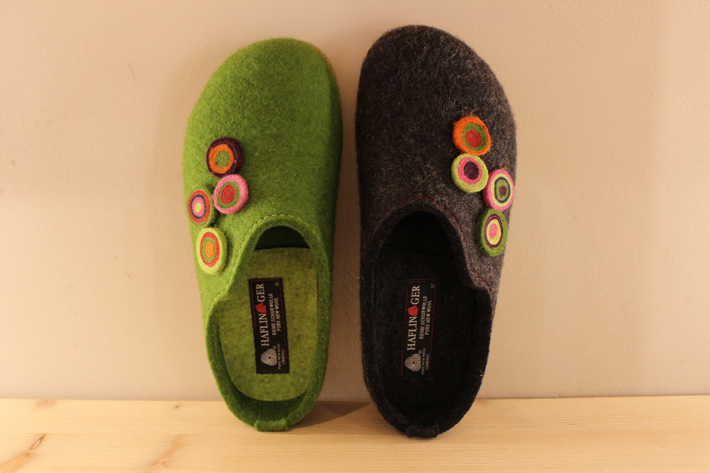 Chaussons HAFLINGER - Grizzly Kanon. Chaussons coupe sabot en pure laine de couleur grise ou verte