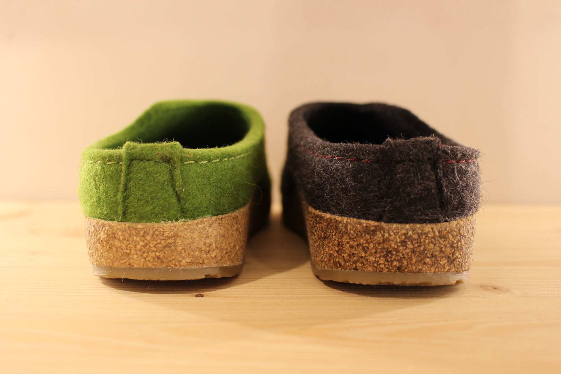 Chaussons HAFLINGER - Grizzly Kanon. Chaussons coupe sabot en pure laine de couleur grise ou verte