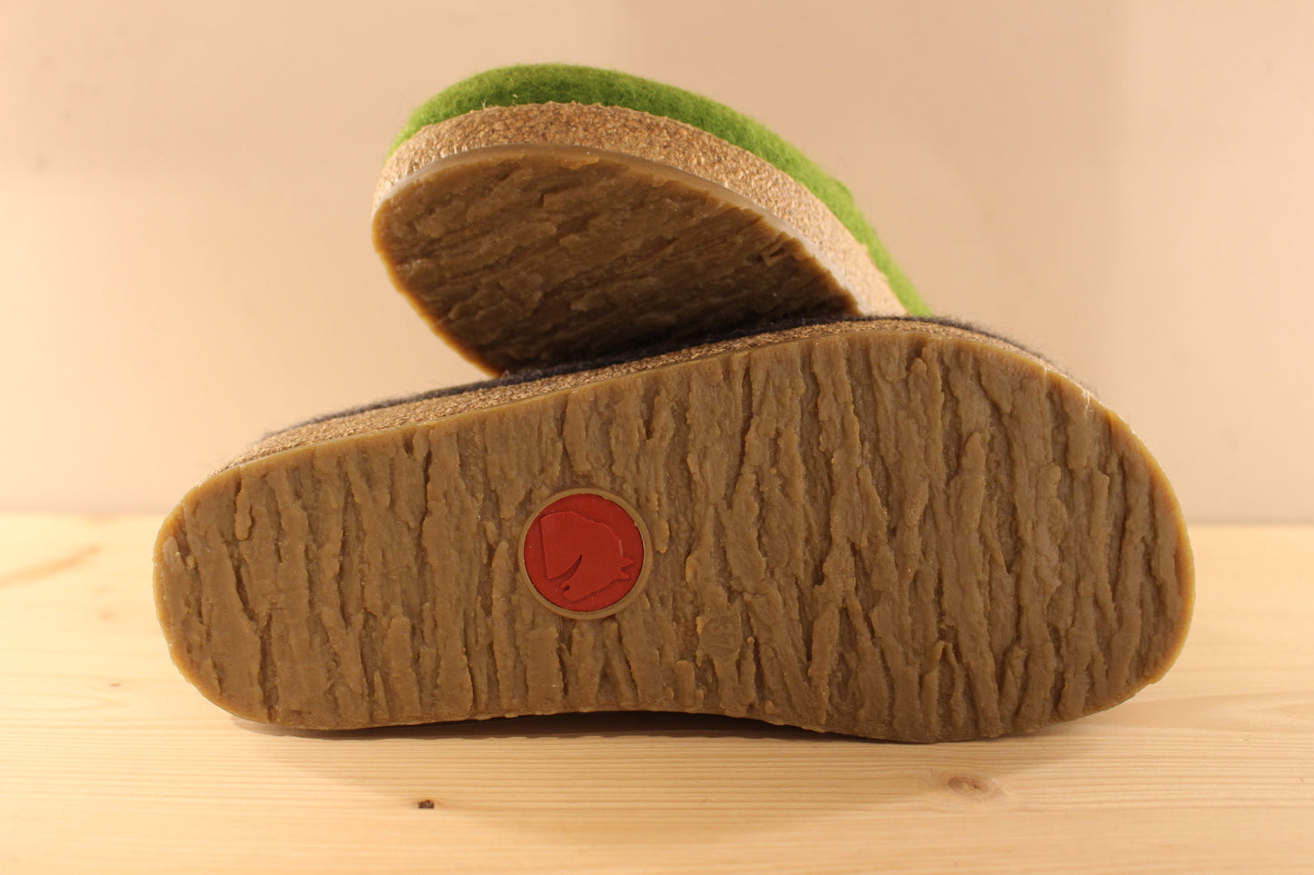 Chaussons HAFLINGER - Grizzly Kanon. Chaussons coupe sabot en pure laine de couleur grise ou verte