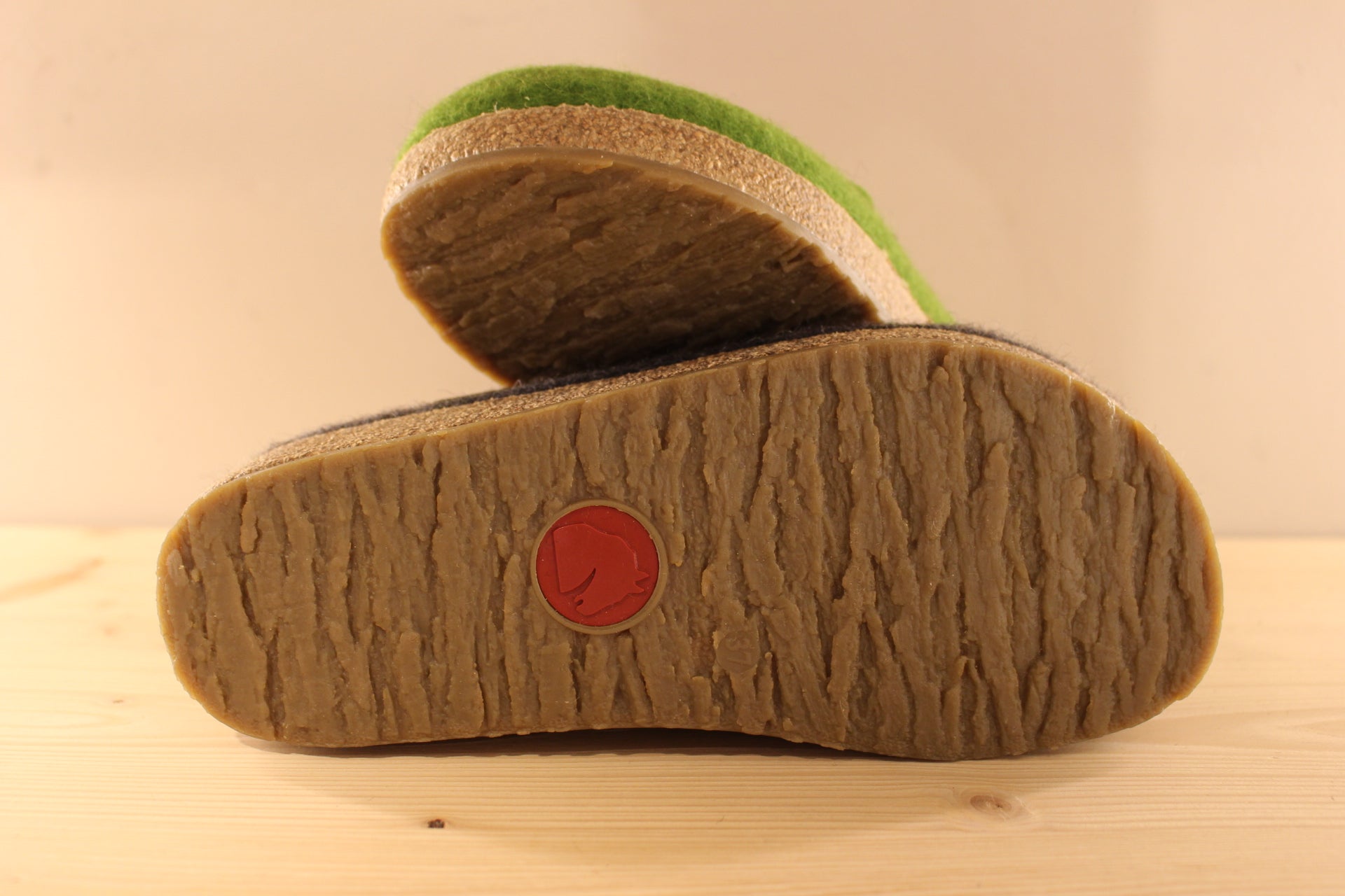 Chaussons HAFLINGER - Grizzly Kanon. Chaussons coupe sabot en pure laine de couleur grise ou verte