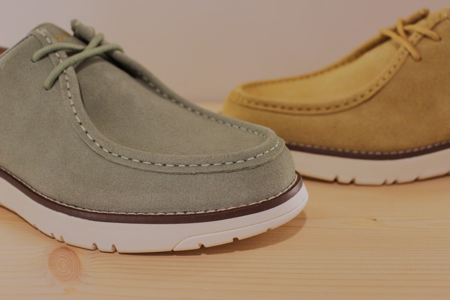 Chaussure Schmoove - Echo. Marque française. Fabrication portugaise. Derby en croûte de cuir velours beige ou de couleur verte. Chaussure doublée cuir et textile.