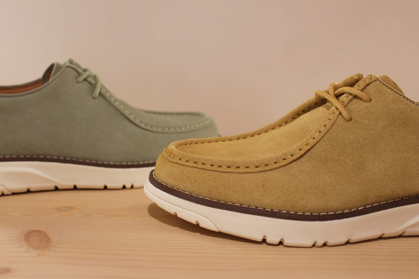 Chaussure Schmoove - Echo. Marque française. Fabrication portugaise. Derby en croûte de cuir velours beige ou de couleur verte. Chaussure doublée cuir et textile.