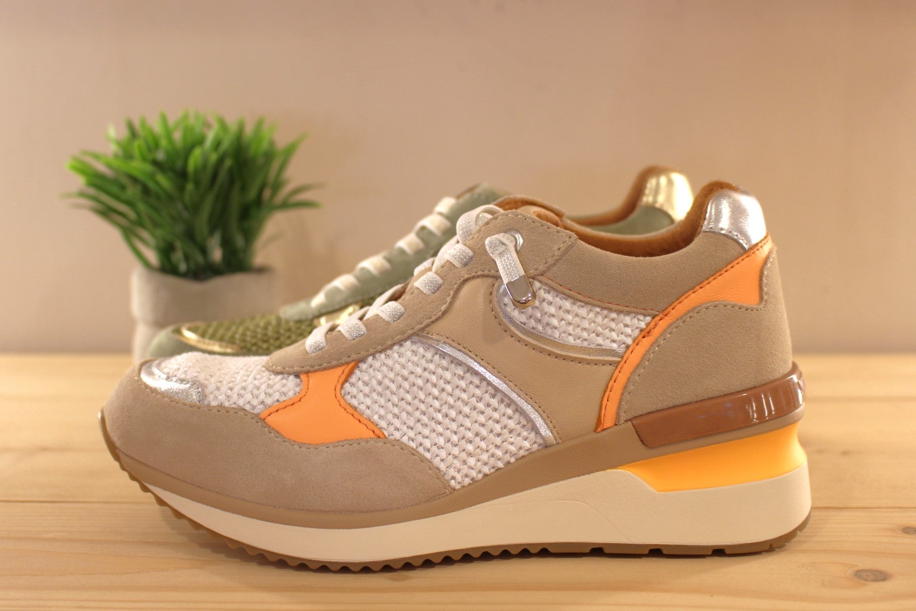 Basket ALPE en cuir de couleur verte ou de couleur beige et orange avec touches métallisées platine