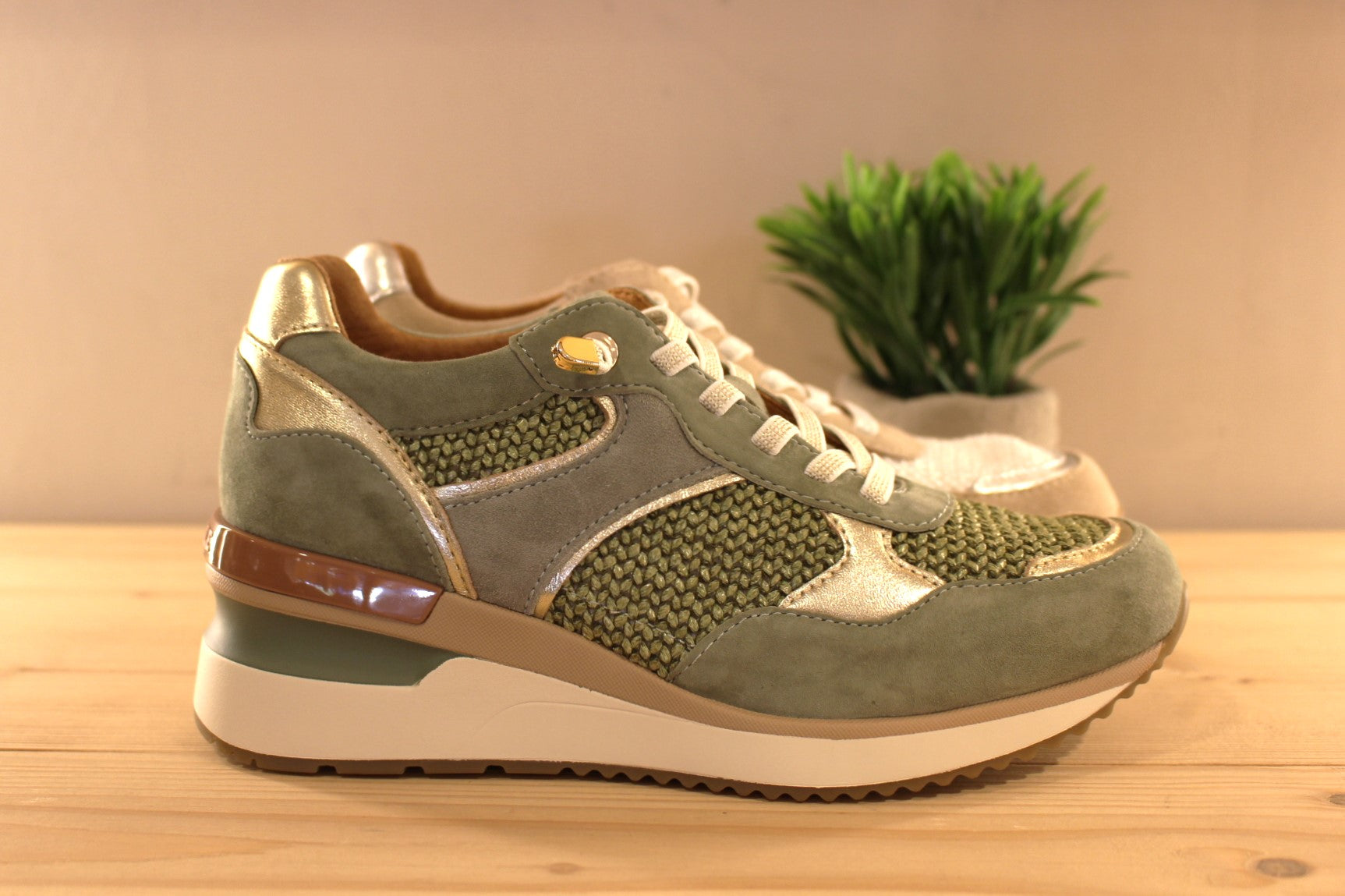 Basket ALPE en cuir de couleur verte ou de couleur beige et orange avec touches métallisées platine