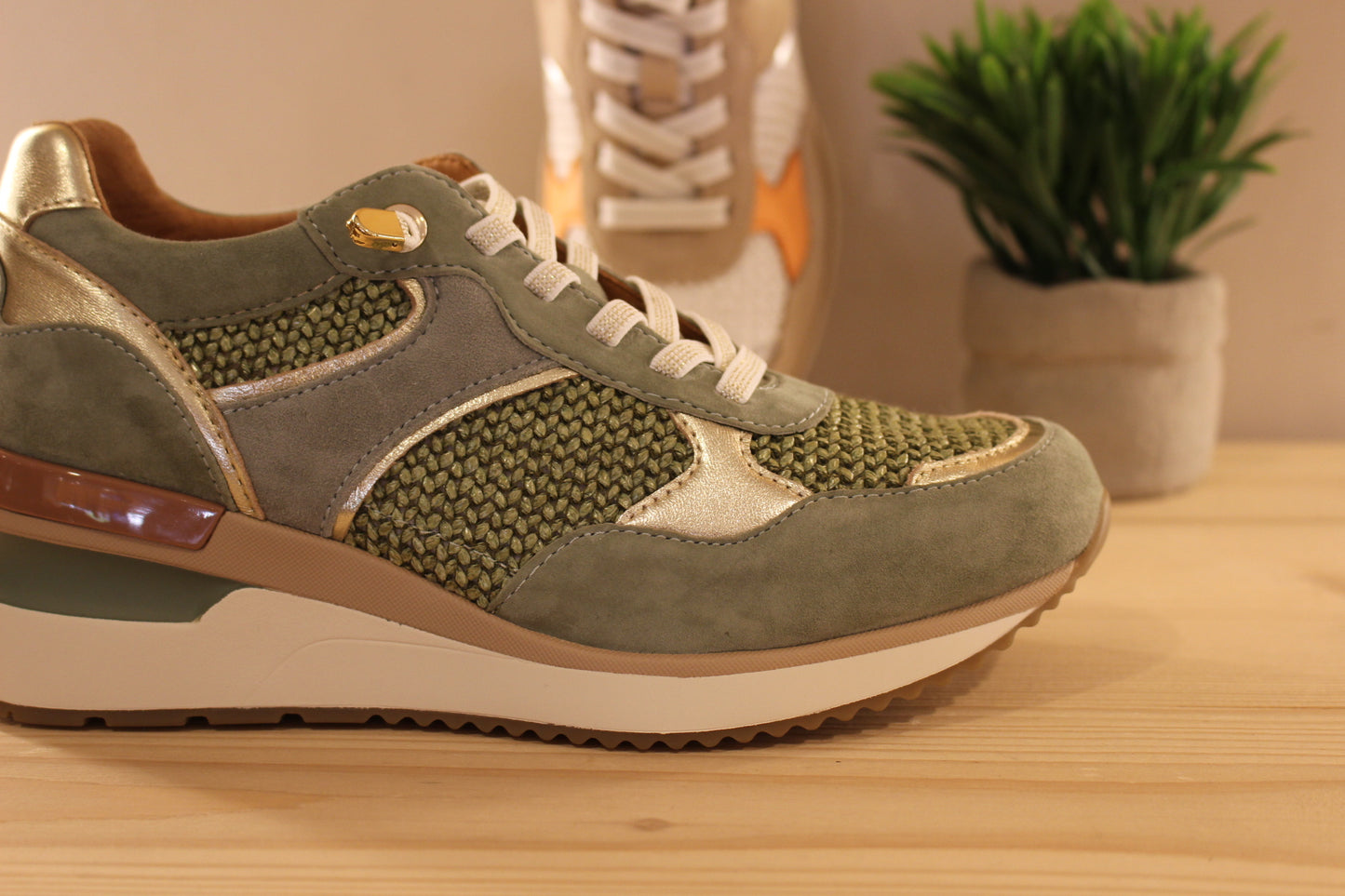Basket ALPE en cuir de couleur verte ou de couleur beige et orange avec touches métallisées platine