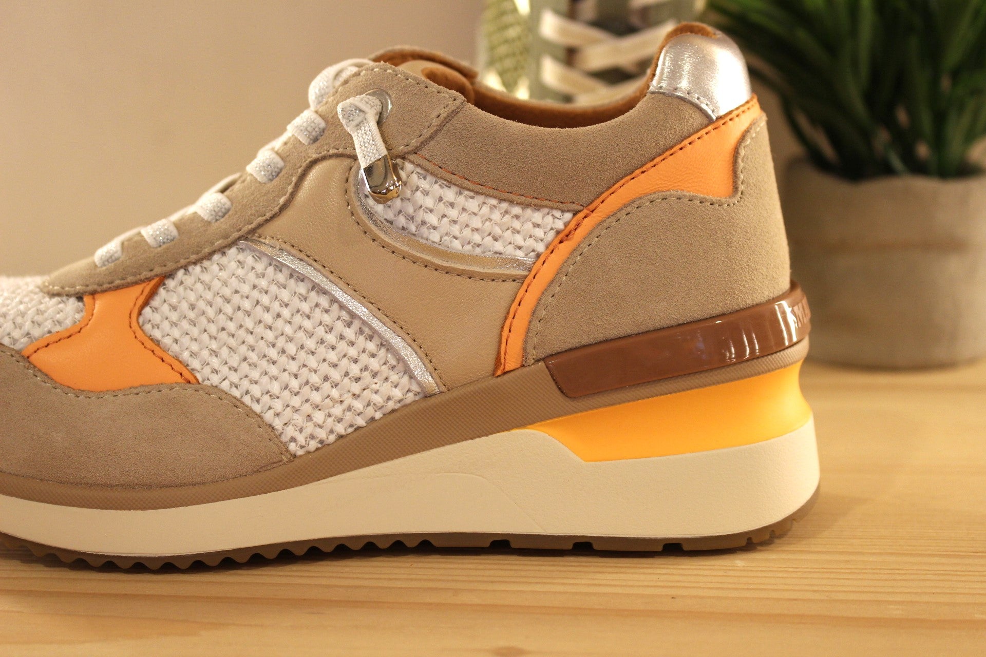 Basket ALPE en cuir de couleur verte ou de couleur beige et orange avec touches métallisées platine