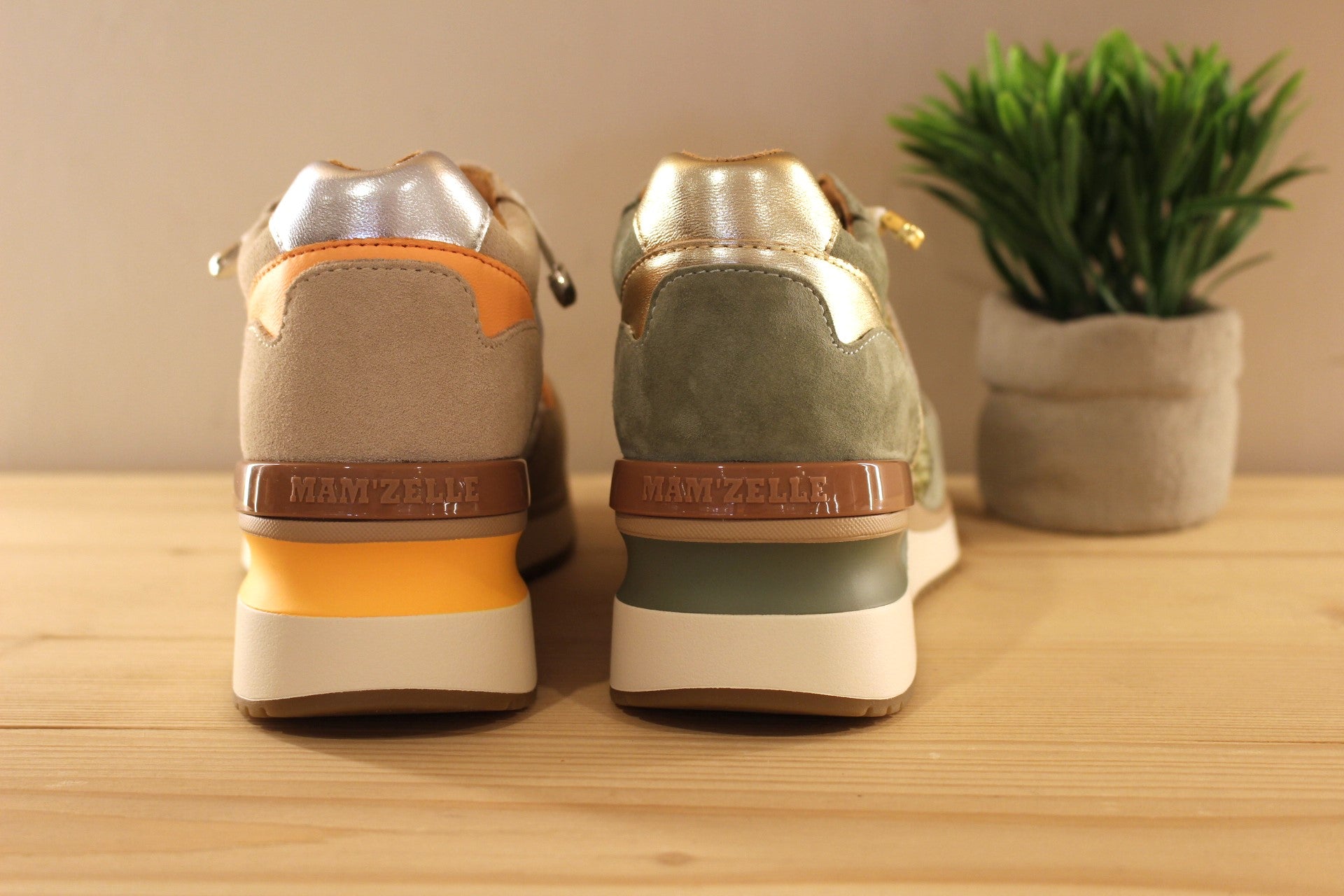 Basket ALPE en cuir de couleur verte ou de couleur beige et orange avec touches métallisées platine