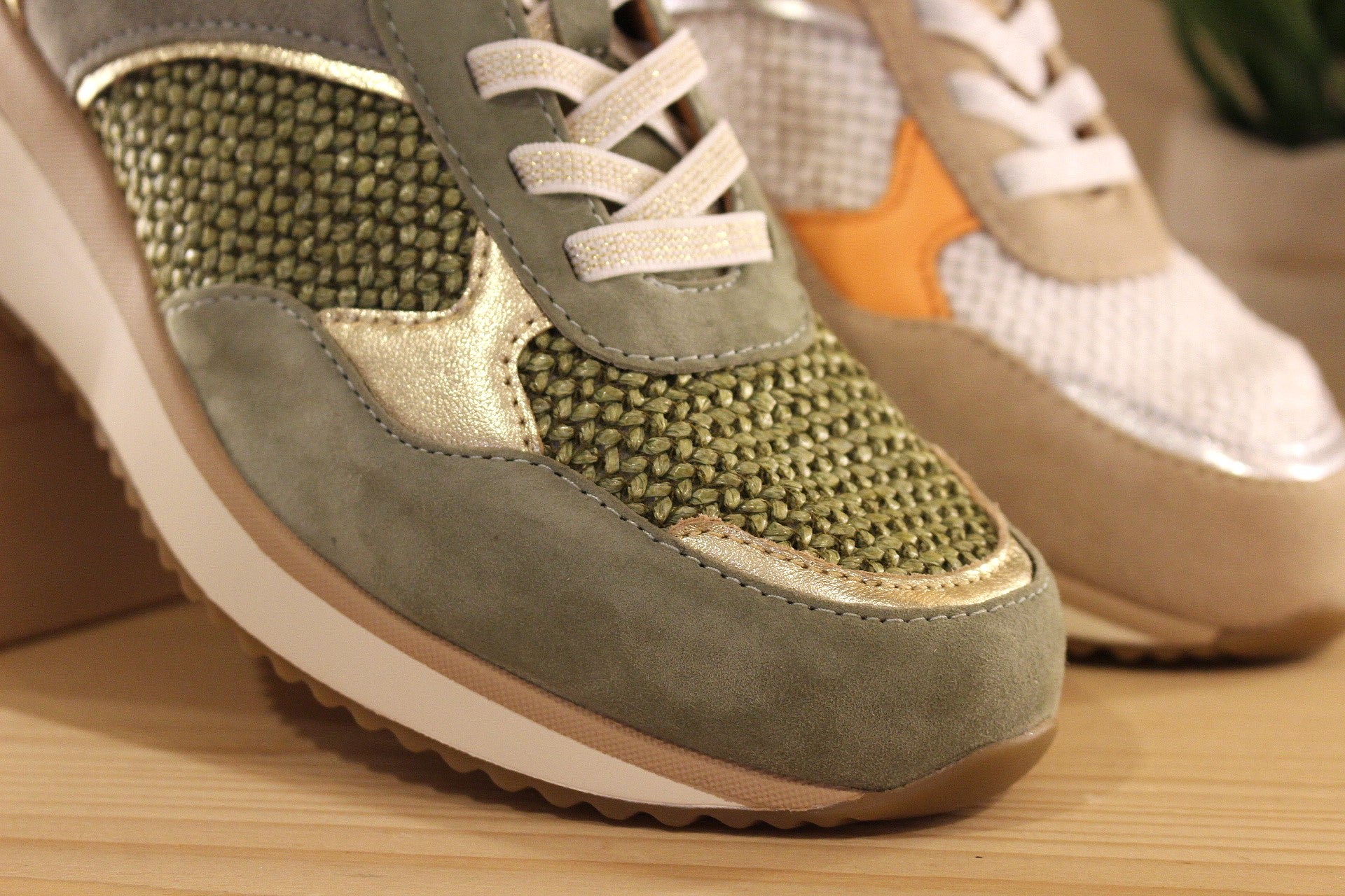Basket ALPE en cuir de couleur verte ou de couleur beige et orange avec touches métallisées platine