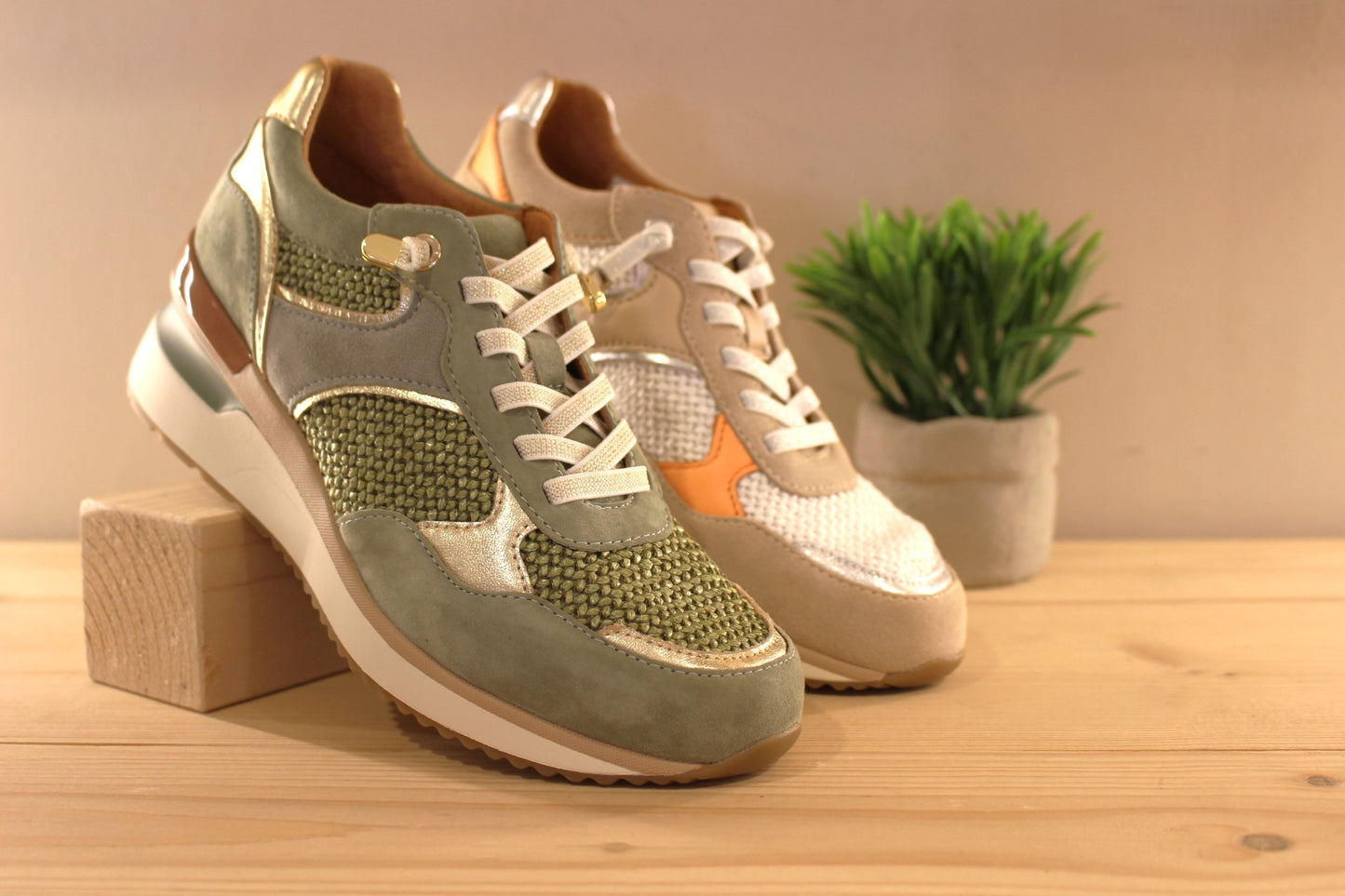 Basket ALPE en cuir de couleur verte ou de couleur beige et orange avec touches métallisées platine