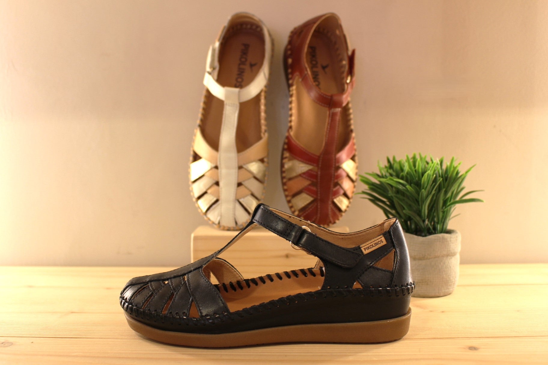 Chaussures PIKOLINOS coupe sandales en cuir de couleur noir, ou blanc cassé, ou encore rouge avec brides beige et platine. Lanières croisées et salomé. Serrage par scratch sur bride coup de pied. Chaussures doublées cuir