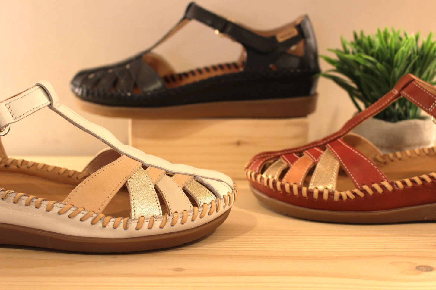 Chaussures PIKOLINOS coupe sandales en cuir de couleur noir, ou blanc cassé, ou encore rouge avec brides beige et platine. Lanières croisées et salomé. Serrage par scratch sur bride coup de pied. Chaussures doublées cuir
