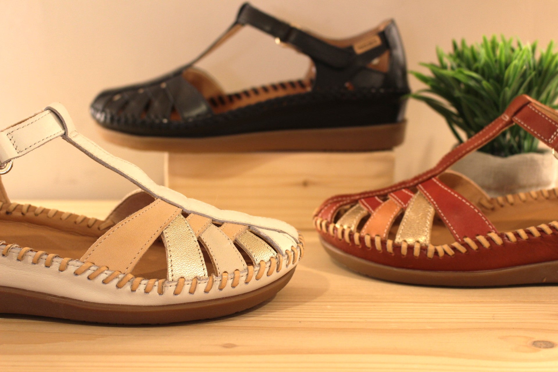 Chaussures PIKOLINOS coupe sandales en cuir de couleur noir, ou blanc cassé, ou encore rouge avec brides beige et platine. Lanières croisées et salomé. Serrage par scratch sur bride coup de pied. Chaussures doublées cuir