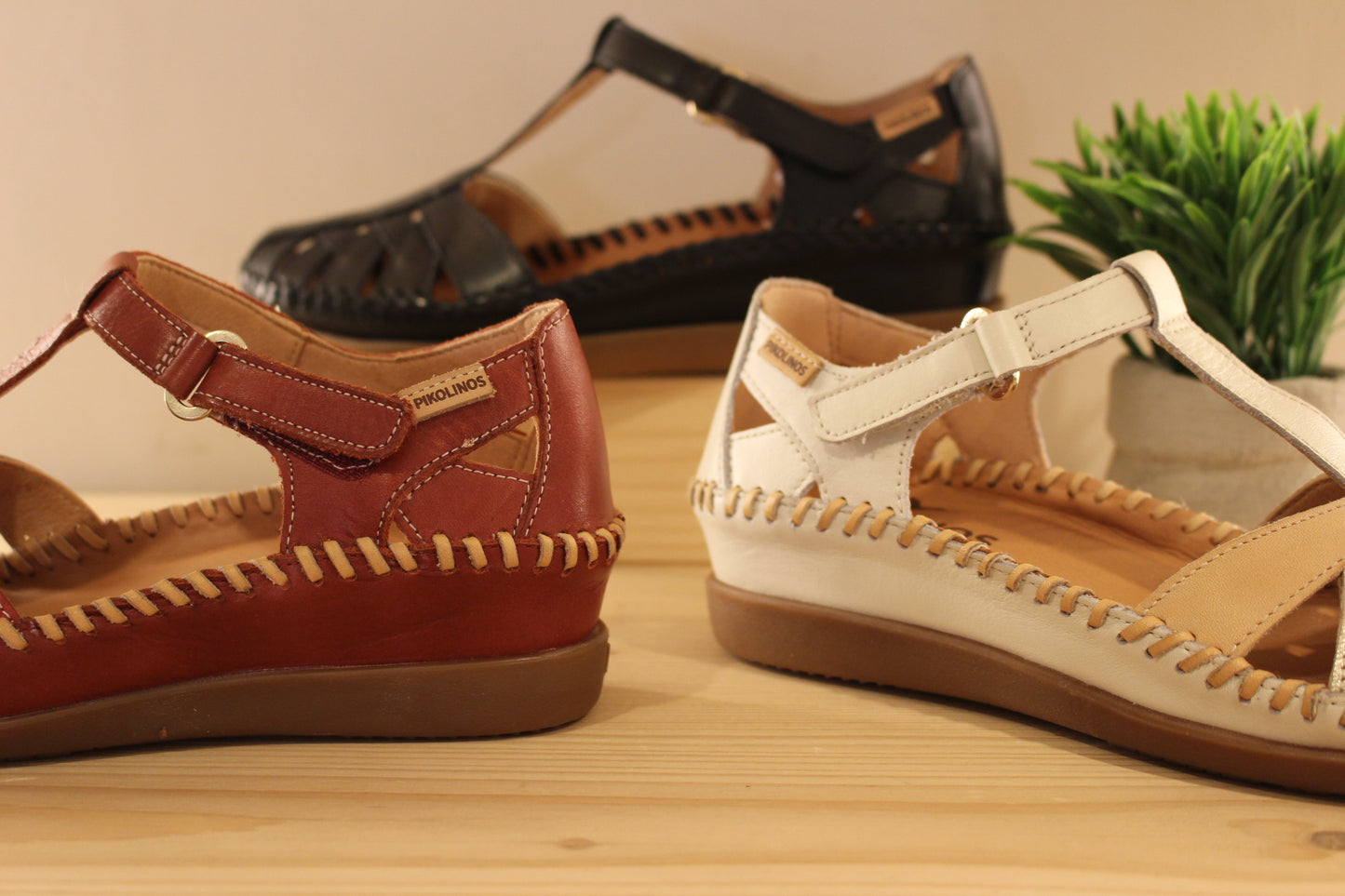 Chaussures PIKOLINOS coupe sandales en cuir de couleur noir, ou blanc cassé, ou encore rouge avec brides beige et platine. Lanières croisées et salomé. Serrage par scratch sur bride coup de pied. Chaussures doublées cuir