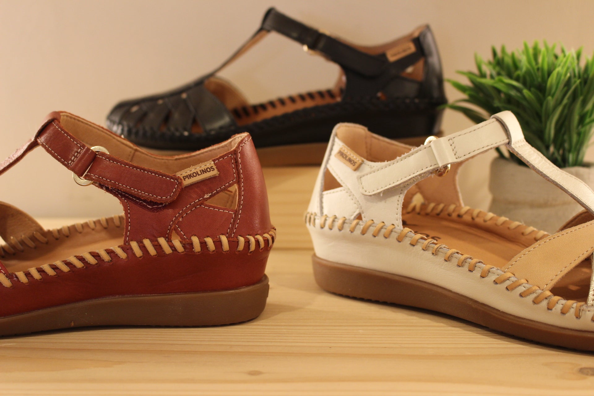 Chaussures PIKOLINOS coupe sandales en cuir de couleur noir, ou blanc cassé, ou encore rouge avec brides beige et platine. Lanières croisées et salomé. Serrage par scratch sur bride coup de pied. Chaussures doublées cuir