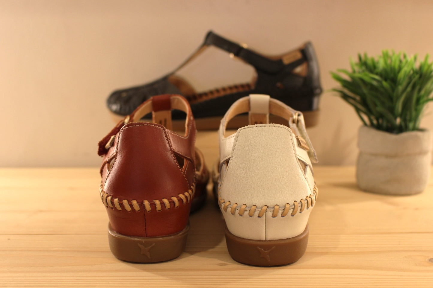 Chaussures PIKOLINOS coupe sandales en cuir de couleur noir, ou blanc cassé, ou encore rouge avec brides beige et platine. Lanières croisées et salomé. Serrage par scratch sur bride coup de pied. Chaussures doublées cuir