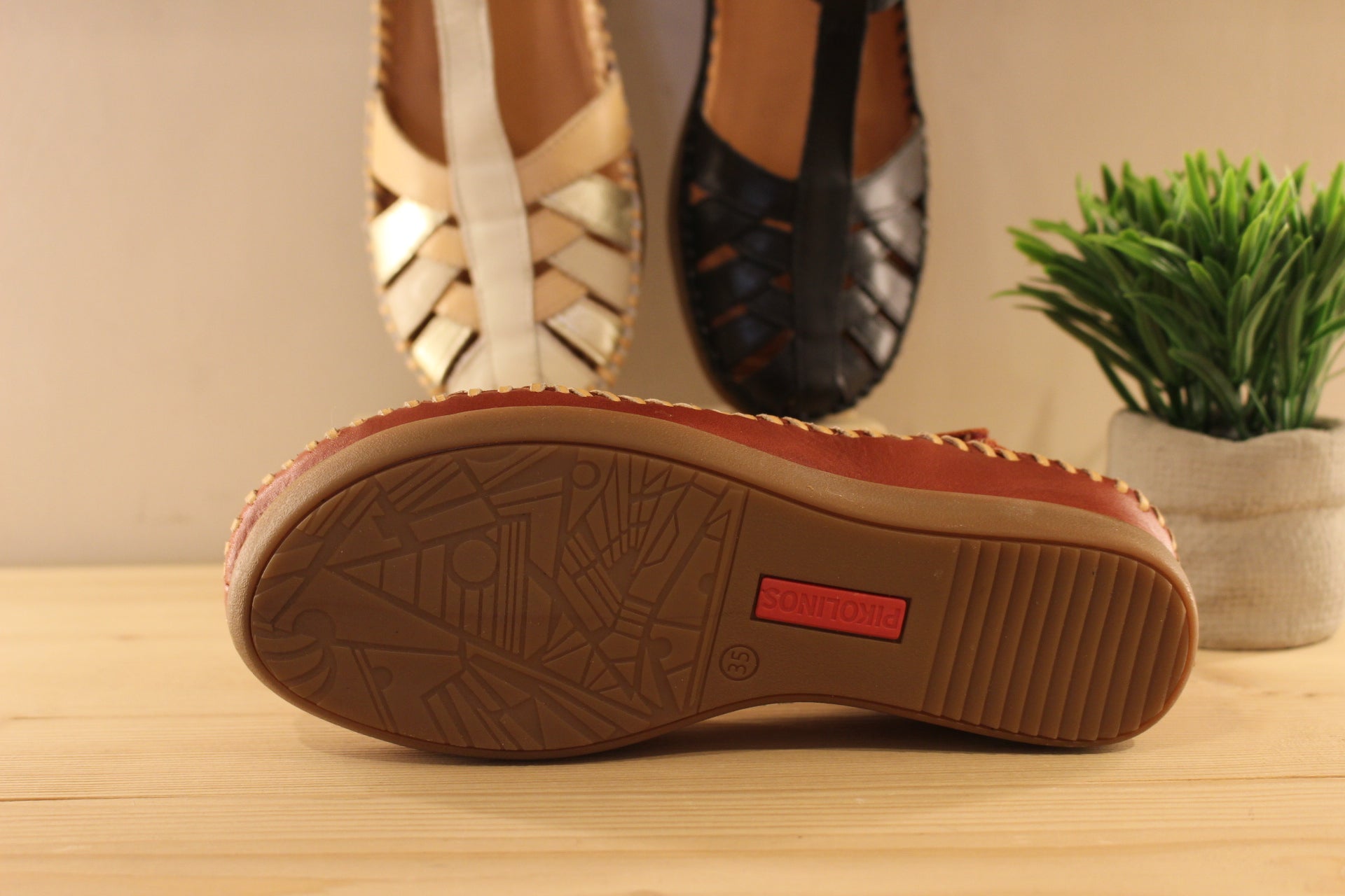 Chaussures PIKOLINOS coupe sandales en cuir de couleur noir, ou blanc cassé, ou encore rouge avec brides beige et platine. Lanières croisées et salomé. Serrage par scratch sur bride coup de pied. Chaussures doublées cuir