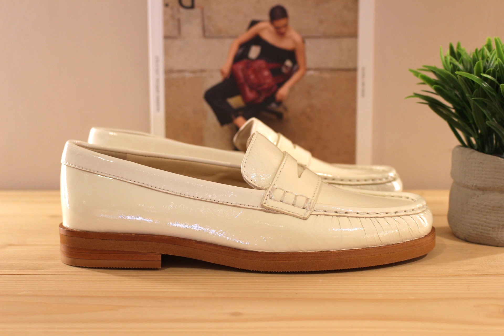 Mocassins en cuir vernis de couleur blanc crème. Barette coup de pied ton sur ton. Chaussures extra souple