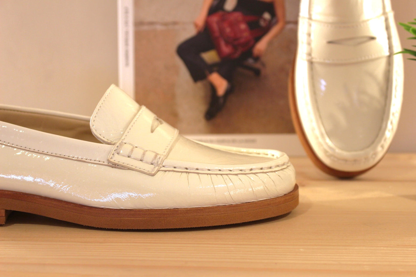 Mocassins en cuir vernis de couleur blanc crème. Barette coup de pied ton sur ton. Chaussures extra souple